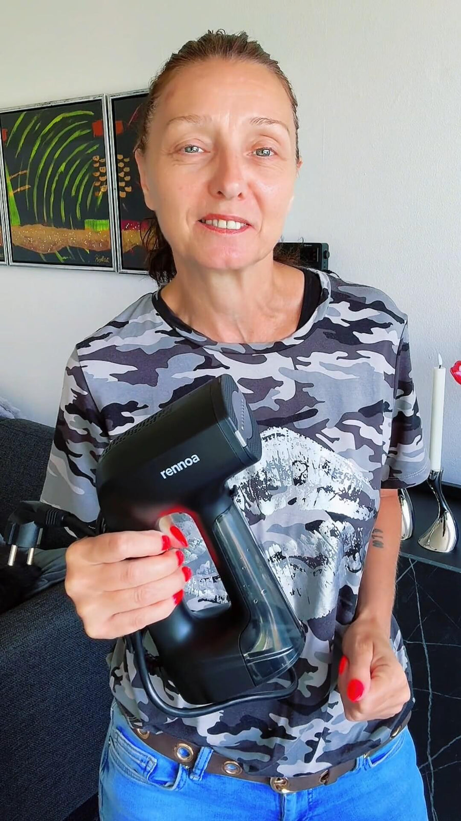 Person holder damprenser i hånden