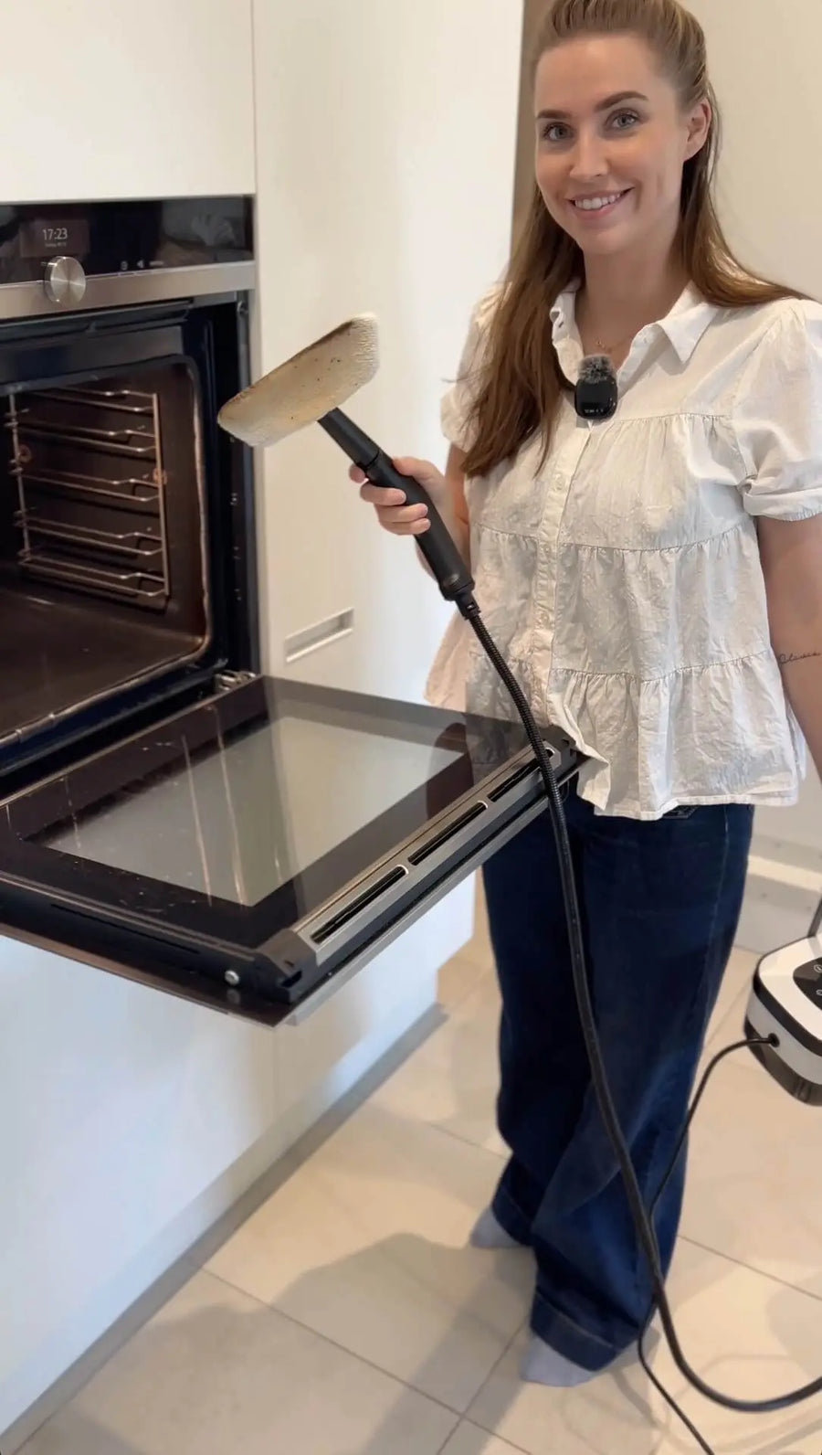 Person holder damprenser i hånden