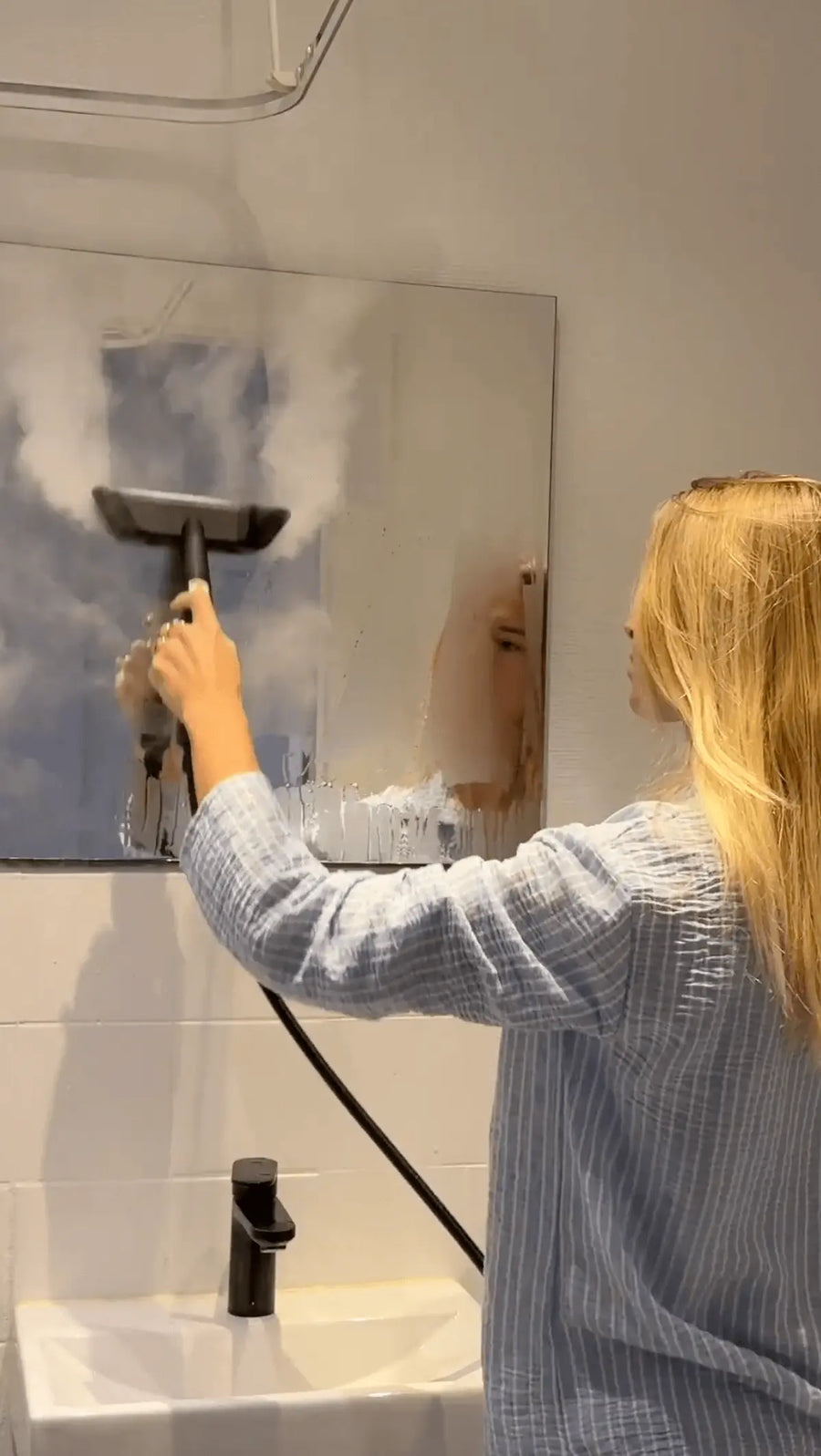 Person holder damprenser i hånden