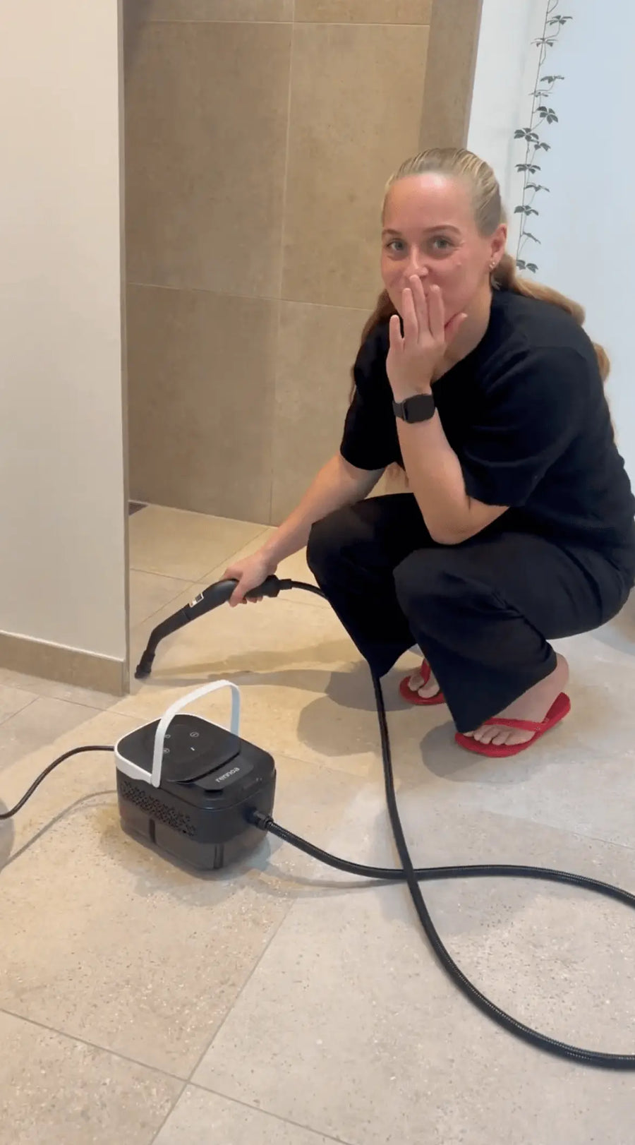 Person holder damprenser i hånden