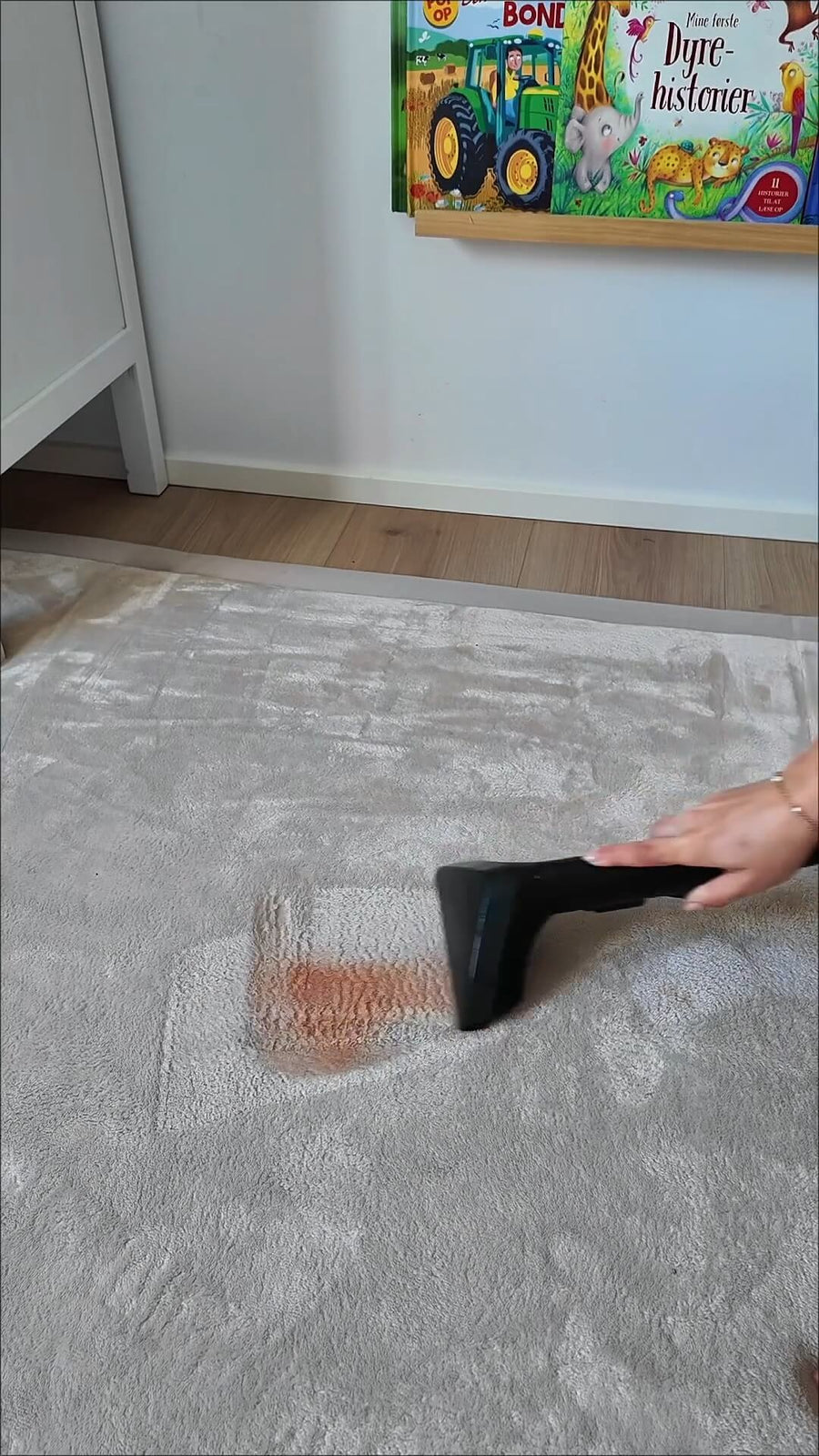 Person holder damprenser i hånden