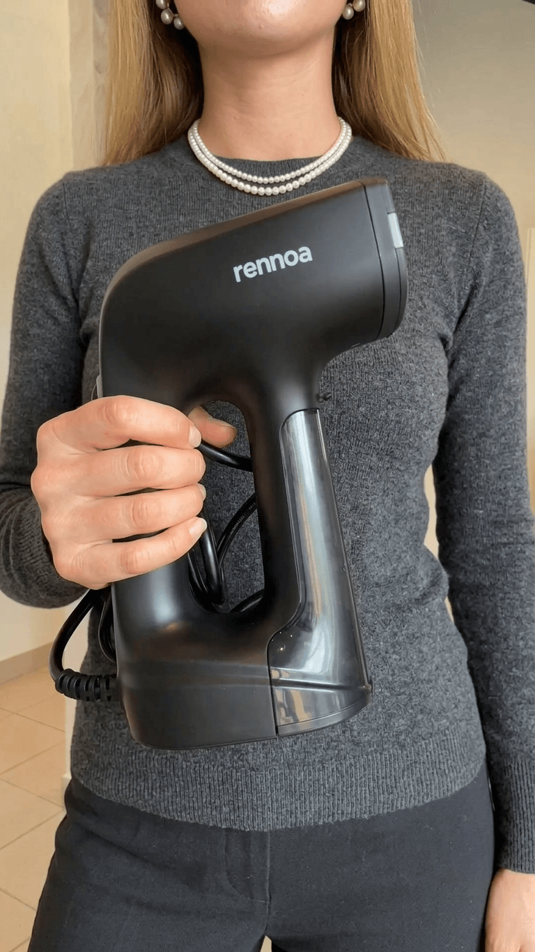 Person holder damprenser i hånden